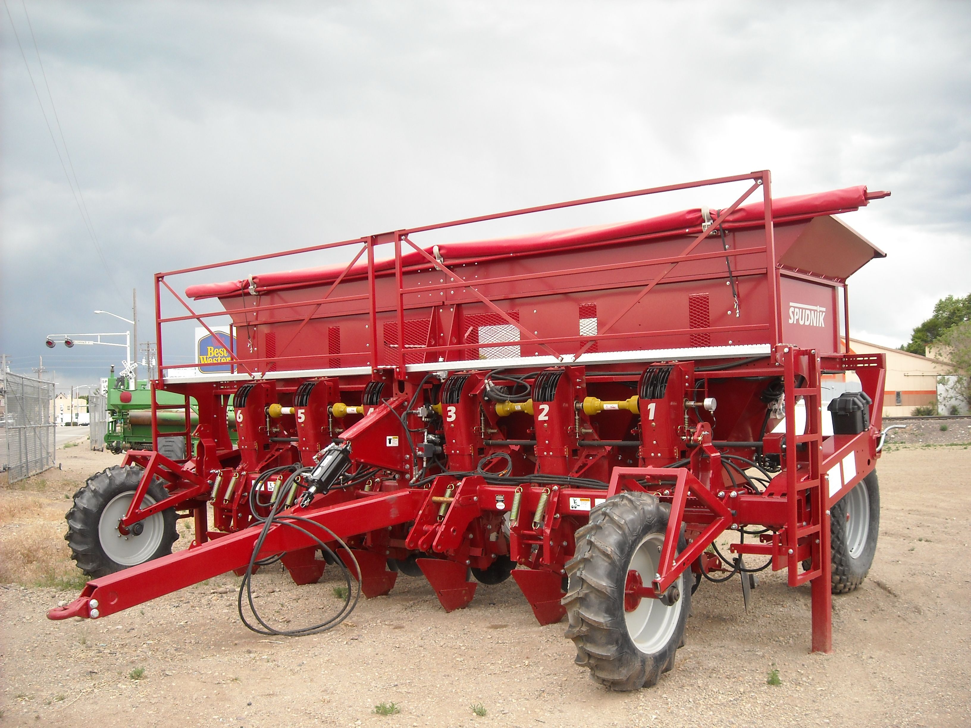 JULY92010/8060planter0556.jpg